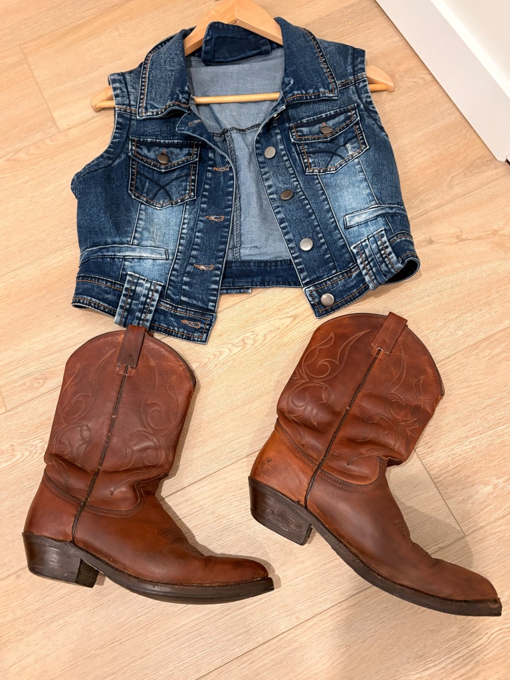 Vintage Saga woman’s leather cowboy boots made in Canada